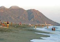 Bañistas en la playa de Cabo de Gata ::RAFA MÁRQUEZ