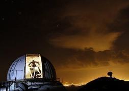 Un 'sol' artificial. El reflejo de las luces artificiales crea un resplandor sobre los núcleos urbanos. :: RAMÓN L. PÉREZ