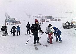 Los esquiadores se preparan para disfrutar en el día de inauguración de la temporada :: GONZÁLEZ MOLERO