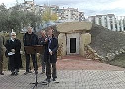 El consejero de Educación, Francisco Álvarez de la Chica ha asistido a la inauguración del dolmen :: GONZÁLEZ MOLERO