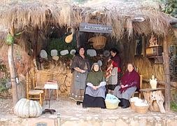 Vecinas de Fontanar representan una escena del nacimiento del niño Jesús. IDEAL