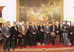 Los premiados posan tras concluir la ceremonia de entrega. :: IDEAL