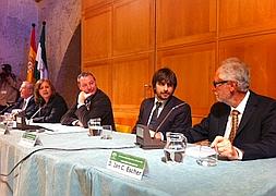 Jan Escher (derecha), hijo del artista, presentó la exposición en La Alhambra :: A. AGUILAR