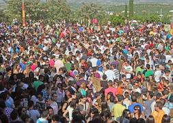Fiesta de la Primavera. Miles de jóvenes (se estima que unos 8.000) se dieron cita el jueves para un macrobotellón. :: FRANCIS J. CANO