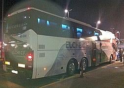 Imagen del autobús del Elche en el aeropuerto de Granada.: DIEGO ALONSO