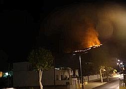 Imagen del incendio en parte de la Sierra de Gádor desde Dalías. F.L. M.