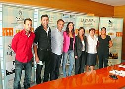 Los propietarios de los restaurantes y tabernas que participan junto a la edil de Turismo. :: M. A. D.