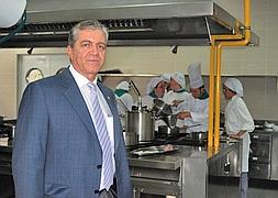 José Luis Lizancos, en la cocina central de la Escuela de Hostelería y Turismo Hurtado de Mendoza. :: DIEGO HERRERO