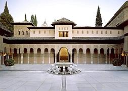 Así ha cambiado el Patio de los Leones de la Alhambra de Granada
