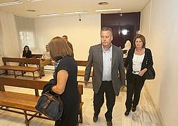 Juan Carlos Benavides y su esposa Rosario (de frente), llegando al banquillo de los acusados :: JAVIER MARTÍN