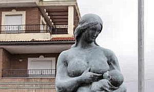 'Mater Natura', escultura de Miguel Moreno, situada en la glorieta del cruce de las calles San Ramón, calle Málaga y calle Valencia en Churriana de la Vega.. IDEAL