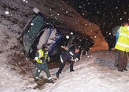 El conductor del autobús abandona el vehículo volcado. / TORCUATO FANDILA
