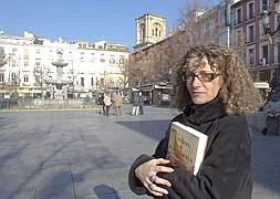 La escritora Carolina Molina posa con su libro en la plaza de Bib-Rambla. :: ALFREDO AGUILAR