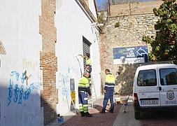 Los operarios municipales, esta mañana. / JAVIER MARTÍN