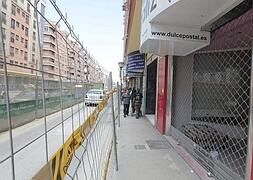 Obras del metro de Granada en el Camino de Ronda, junto a un comercio cerrado. / RAMÓN L. PÉREZ