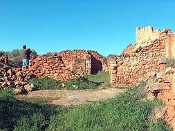 Un hombre toma una fotografía de las ruinas del cortijo de Canuto en Venta de los Santos. :: J. A. GARCÍA-MÁRQUEZ