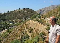 A mil metros de altura. El concejal de Medio Ambiente, Luis Aragón, ayer en las instalaciones del parque de la naturaleza. :: IDEAL