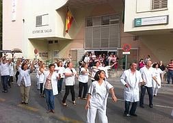 Personal sanitario, durante el 'flashmob'. /G. MOLERO