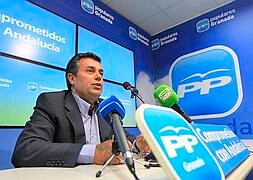 Ignacio Fernández, ayer ante los medios. / RAMÓN L. PÉREZ