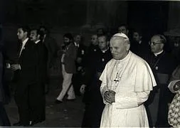 El Papa Juan Pablo II a su salida de la Basílica de la Virgen de las Angustias