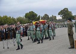 El traslado del féretro por los legionarios del Grupo de Artillería. :: BRILEG/NARANJO