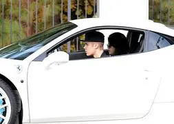 Justin Bieber y Selena Gómez retoman su relación de paseo en Ferrari (foto)