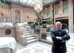 Francisco Puente Medel, director del Vincci Albayzín, en el interior del hotel. :: GONZÁLEZ MOLERO