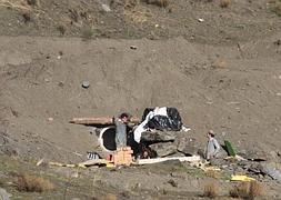 Trabajadores, en una de las bocas del búnker construido en la sierra de Bérchules. :: ALFREDO AGUILAR