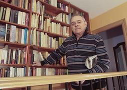 Alfonso López, en su biblioteca, con un ejemplar de IDEAL. :: alfredo aguilar