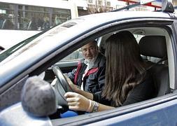 Una alumna durante una de las clases prácticas para sacarse el carné de conducir. :: FRANCIS J. CANO