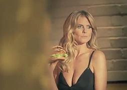 Heidi Klum se come una hamburguesa con glamour (vídeo)