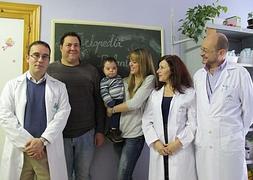 Los doctores Saura, Martínez y Rufino, con Ricardo y sus padres, celebran el resultado de la compleja cirugía craneofacial del bebé. :: Á.PEÑALVER