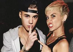 Justin Bieber y Miley Cyrus, dúo del año con Selena Gomez ausente