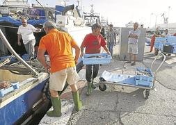 Los pescadores podrán tirar en contenedores separados los residuos que generen y recojan. :: JAVIER MARTÍN