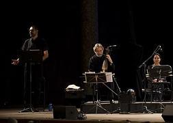 Jordi Savall estrenó anoche en el Palacio de Carlos V el encargo de la Granada milenaria que le había sido realizado. :: GONZÁLEZ MOLERO