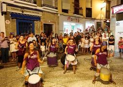 Las calles comerciales de Almuñécar fueron toda una fiesta la madrugada del domingo. :: J. MARTÍN