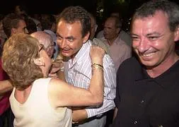 Rodríguez Zapatero y Álvarez de la Chica saludan tras un mitin del PSOE en Motril, en 2003. / ALFREDO AGUILAR