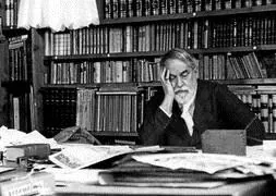 Mariano Fortuny, en su mesa de trabajo en la biblioteca del Palazzo Orfei, en torno a 1940.