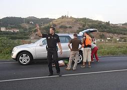 El joven yace en la carretera tras el atropello. :: J. M.