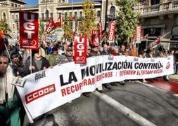 Los manifestantes, en la Gran Vía :: RAMÓN L. PÉREZ