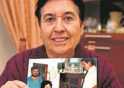 Magdalena Martín muestra una fotografía en la que aparece junto a la centralita de Polopos. :: JAVIER MARTÍN