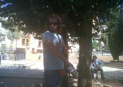 El Niño de las Pinturas aparece 'armado' con su spray en el Campo del Príncipe. :: JUAN LUIS TAPIA