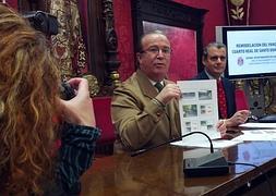 El concejal de Mantenimiento explica la remodelación del Cuarto Real de Santo Domingo. / J. F. B.