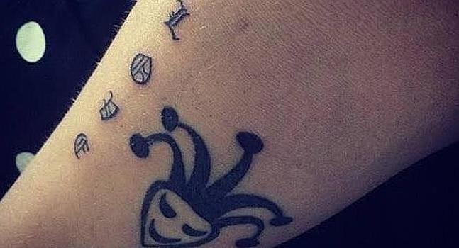 tatuaje de selena del nombre de justin