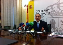 Santiago Pérez ha ofrecido una rueda de prensa para informar sobre el AVE :: A. AGUILAR