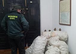 Puesto de la Guardia Civil de Diezma, donde fueron incautados los sacos de piñas piñoneras. :: IDEAL