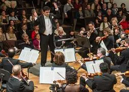 Gabriel Delgado dirige a la OCG en el concierto de año nuevo en el Auditorio Manuel de Falla de Granada. :: A. A.