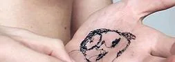 Un artista español cose el rostro de sus familiares en su piel