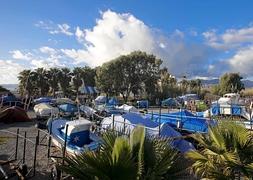 El embarcadero, en la desembocadura del Guadalfeo, está en el punto de mira de IU y Ecologistas. :: J. M.