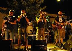 Actuación del grupo granadino Eskorzo Afrobeat en el Velillos-fest de Moclín el año pasado.:: J. J. GARCÍA